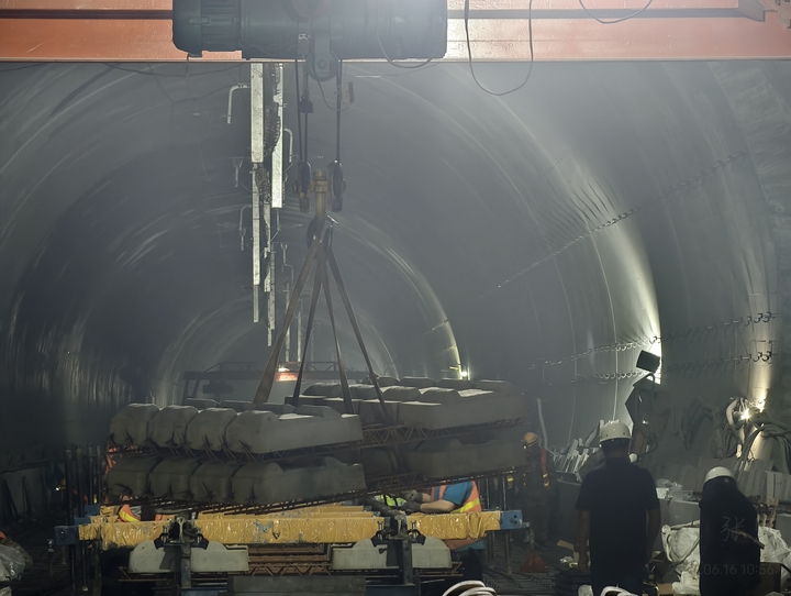 毫米級精度筑造高鐵底盤！盤興鐵路無砟道床施工沖刺收官。