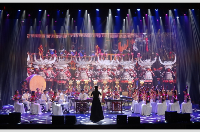 貴州民族大學慶祝新中國成立70周年主題專場歌舞晚會節目民樂合奏《苗嶺歌飛》。貴州民族大學供圖