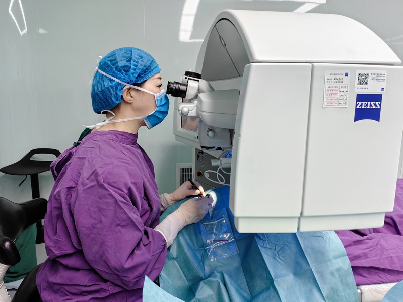 醫生在為患者實施手術。