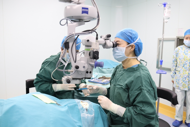 醫生在為患者實施手術。