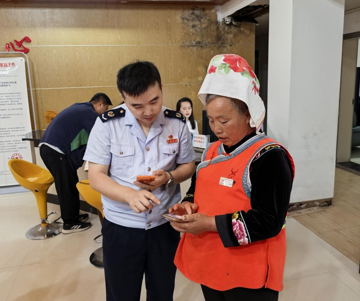 稅務干部為環衛工人講解個稅匯算流程。