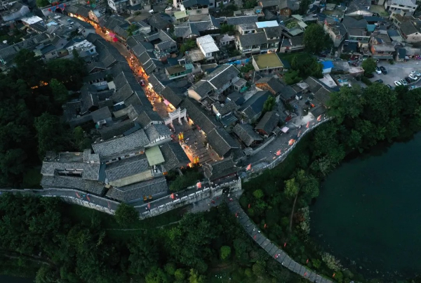 青巖古鎮，一座被時光反復摩挲的古鎮。喬啟明/攝