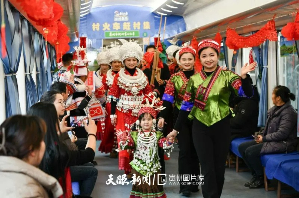 綠皮火車變身移動舞臺，上演精彩的“村T”“村晚”，為沿途旅客帶來別開生面的視聽盛宴。梁文/攝