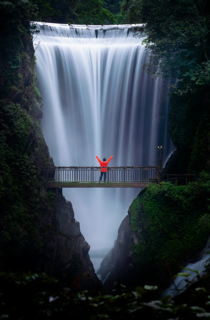 《匯聚而下》。劉欽攝