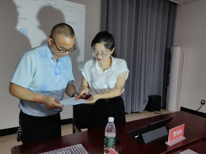 “圖為：法治體檢”服務團走進石阡吉豪物業服務有限公司開展法治體檢，發放法律宣傳資料 (2).jpg