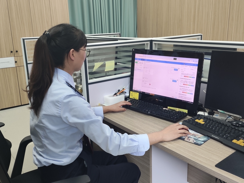 坐席人員通過征納互動為納稅人解決問題。宋政堅攝