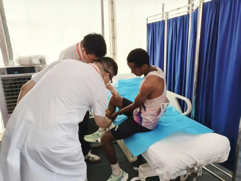 貴陽市二醫圓滿完成2025貴陽國際馬拉松賽事醫療保障任務。