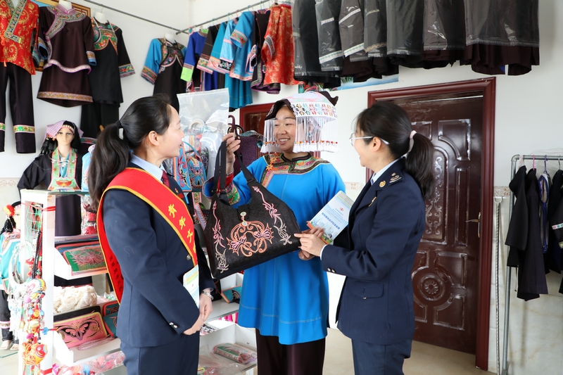 宣傳講解稅惠政策。呂青黛攝