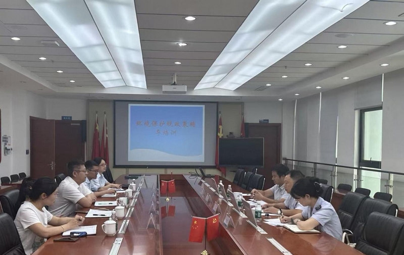 圖為稅務局工作人員到企業開展宣傳輔導。李鴻慶攝