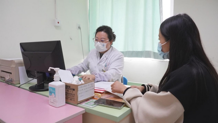 圖:貴陽市婦幼保健院一體化產檢中心醫生正在接診.jpg