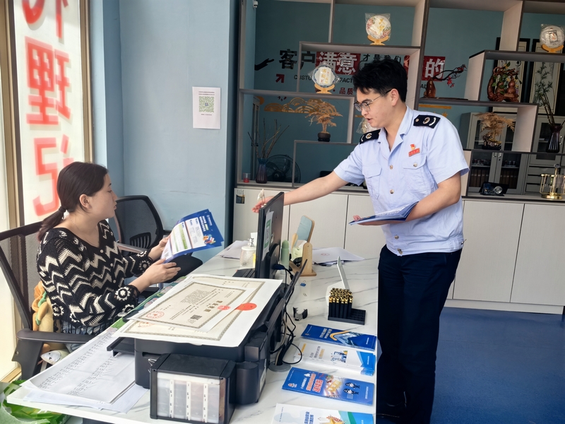 稅務干部為涉稅服務機構工作人員講解涉稅政策。馬亞麗攝