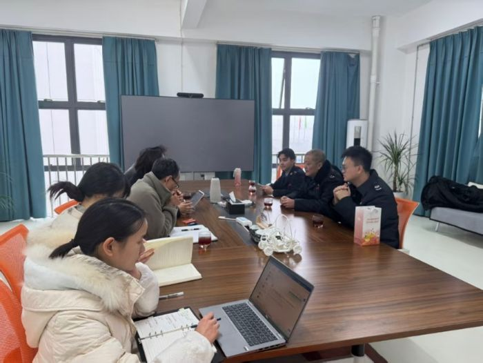 高新區稅務局骨干與企業進行座談。張冰倩攝