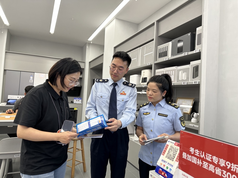 稅務人員聯合市場監管部門為商戶答疑解惑。