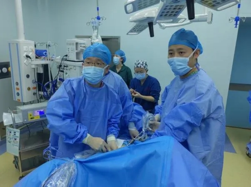 肝膽外科團隊進行“脾切除+剖腹探查術”。