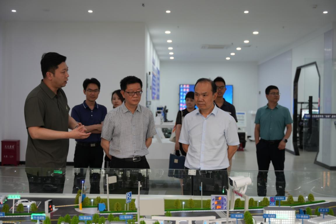 朱洪波在貴州交通職業大學參觀車路協同研究實驗室。