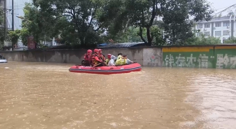 消防用皮劃艇轉移被困群眾。貴州消防救援總隊供圖