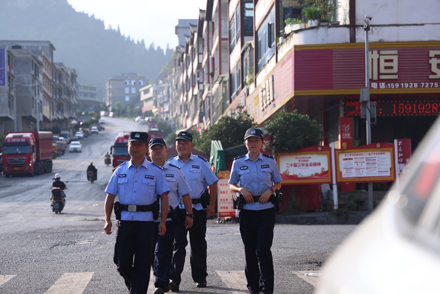 民輔警開展巡邏。