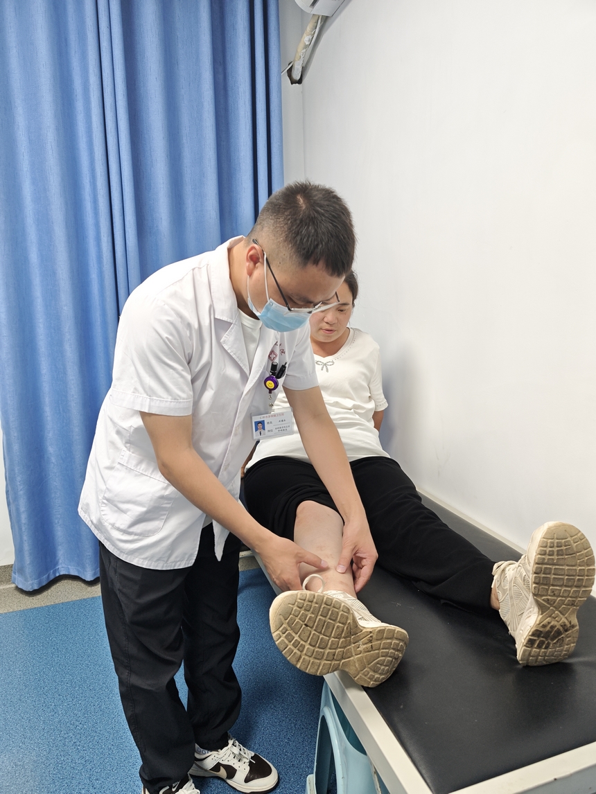 醫生耐心為村民檢查診斷。