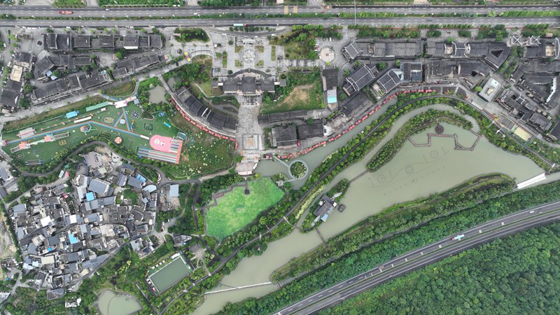 俯瞰雨后蓮花濕地公園。