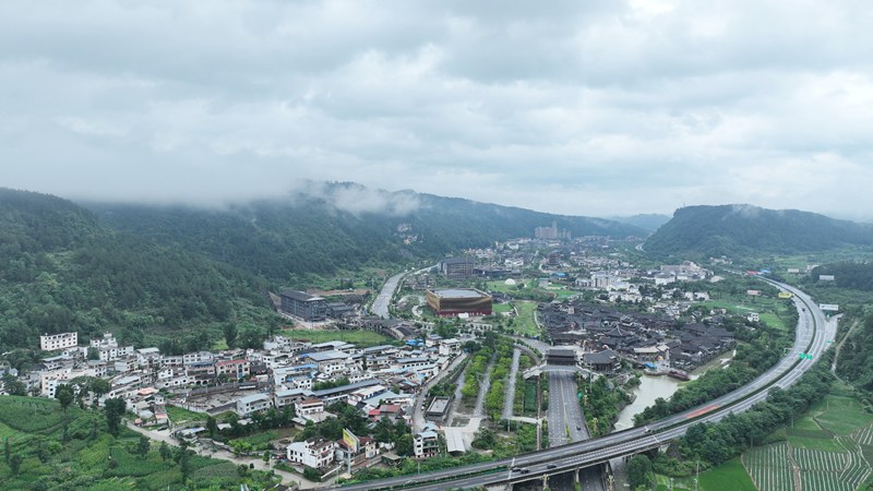 云?；\罩下的景區景點。