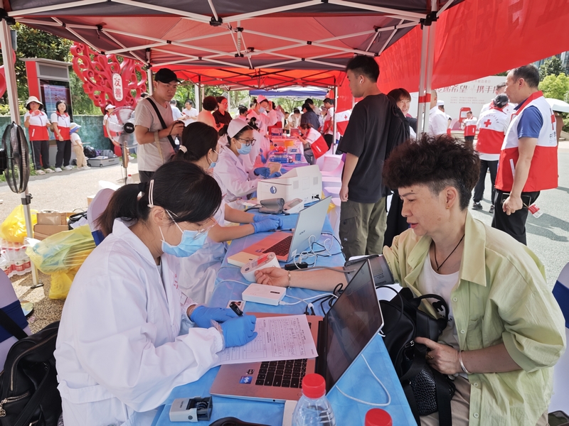 市民正在獻血。