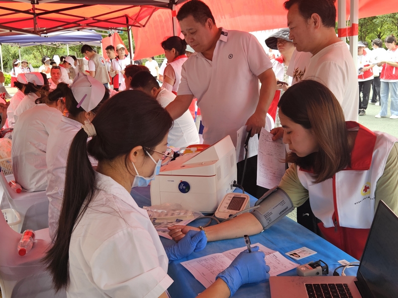 市民正在獻血。