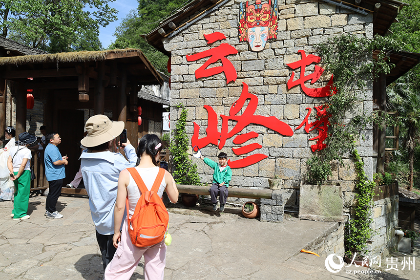 游客打卡拍照。人民網 李麗萍攝.jpg