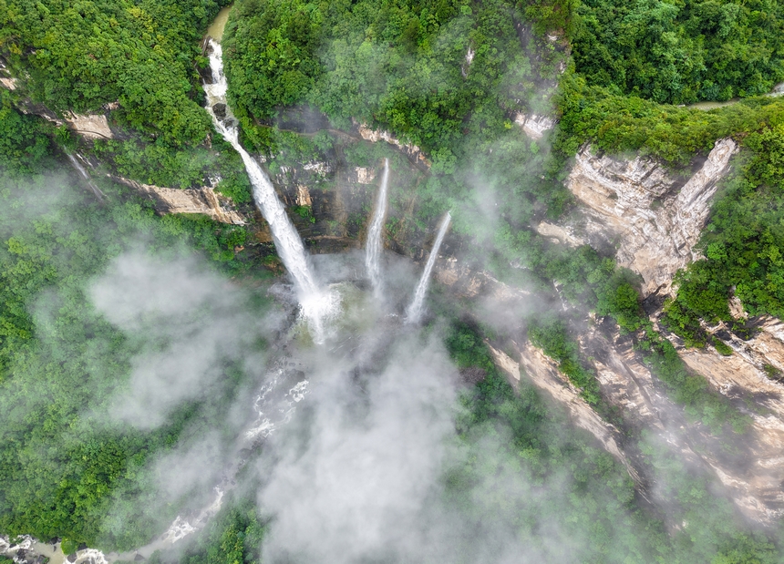 2025年6月22日拍攝的貴州省黔東南苗族侗族自治州施秉縣甘溪鄉江凱村江凱河瀑布。