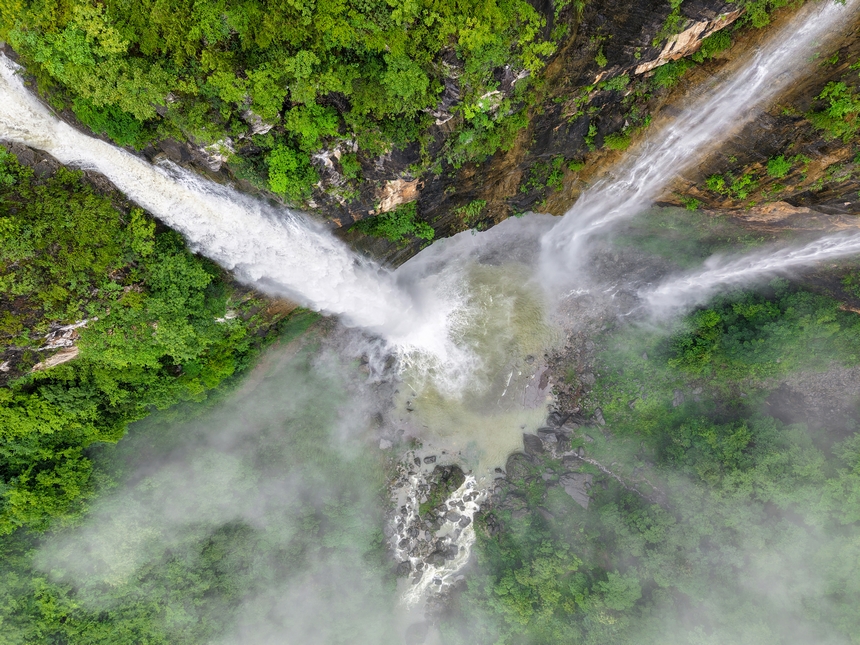 2025年6月22日拍攝的貴州省黔東南苗族侗族自治州施秉縣甘溪鄉江凱村江凱河瀑布。