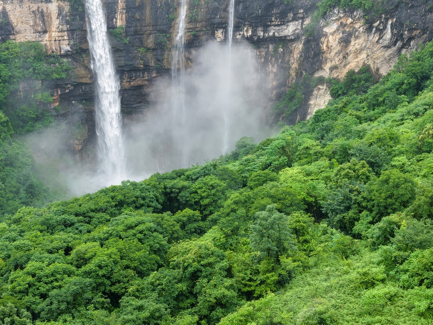 2025年6月22日拍攝的貴州省黔東南苗族侗族自治州施秉縣甘溪鄉江凱村江凱河瀑布。