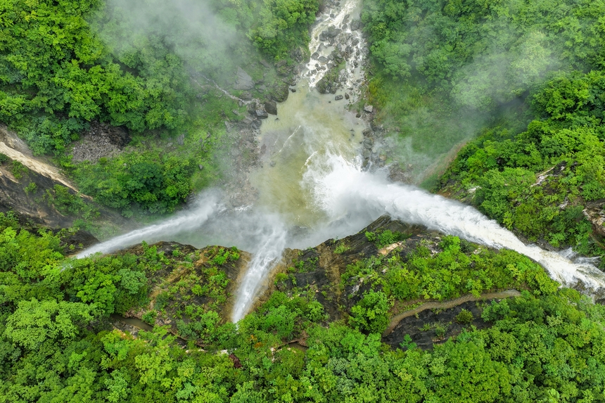 2025年6月22日拍攝的貴州省黔東南苗族侗族自治州施秉縣甘溪鄉江凱村江凱河瀑布。