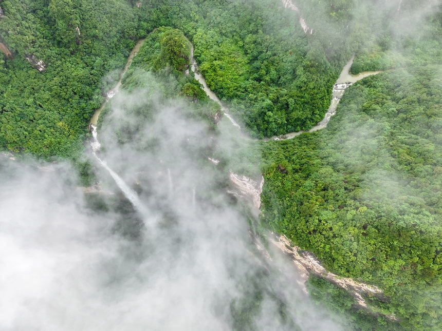 2025年6月22日拍攝的貴州省黔東南苗族侗族自治州施秉縣甘溪鄉江凱村江凱河瀑布。