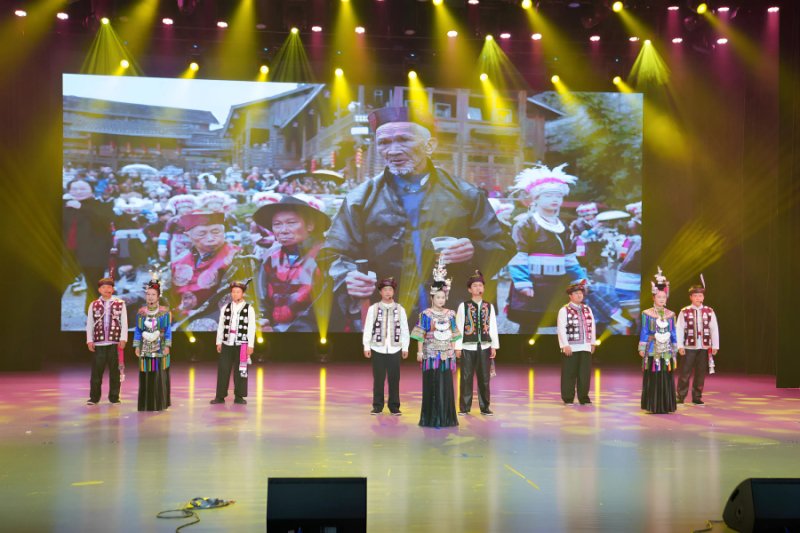 貴州大學書記校長同上一堂思政課暨畢業黨課側記。