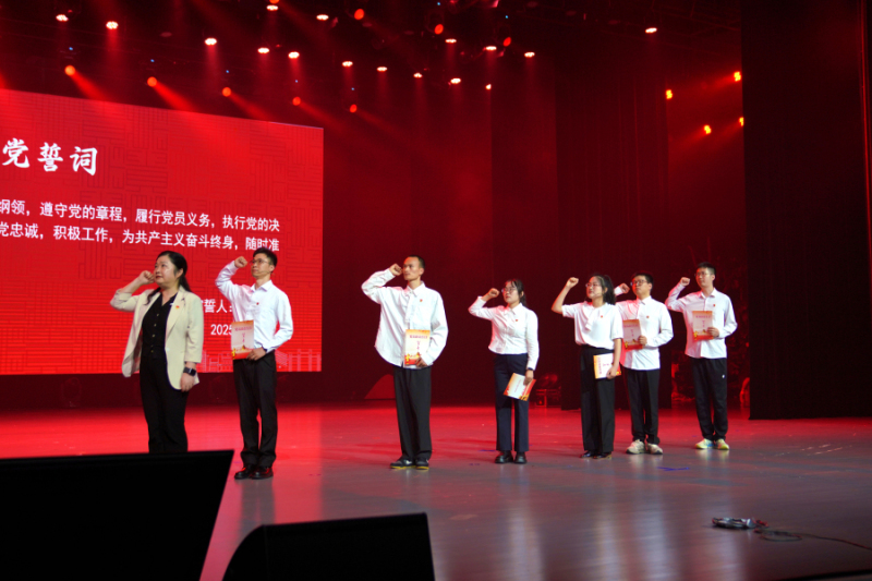 貴州大學書記校長同上一堂思政課暨畢業黨課側記。