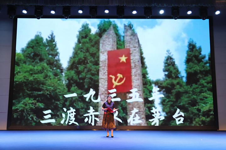 讀者在現場深情朗誦。