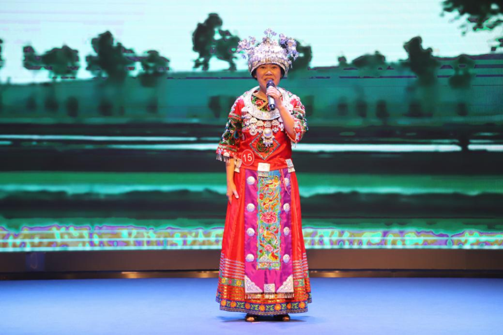 讀者在現場深情朗誦。