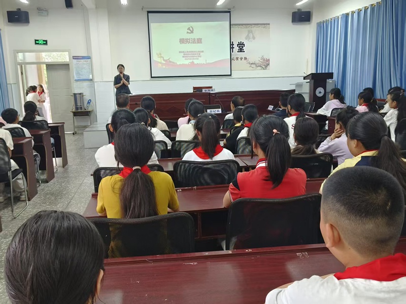 開展模擬法庭活動。