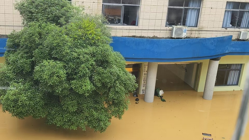 榕江縣稅務局辦公區受災情況。