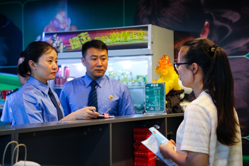 督察組檢察干警正在核實酒店入住情況。