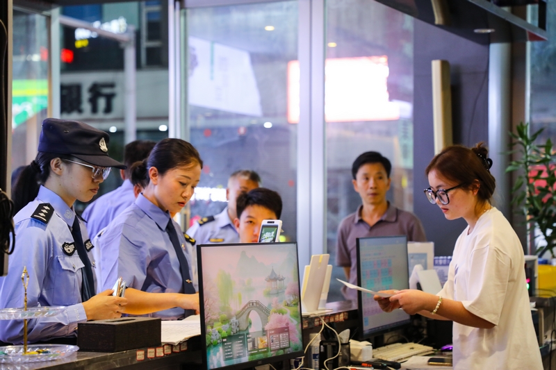 督察組正在向酒店工作人員發放宣傳資料。