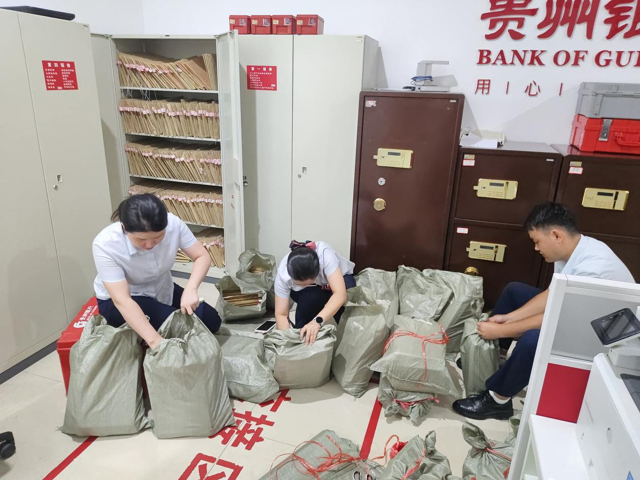 圖為榕江支行員工正在打包檔案緊急轉移。