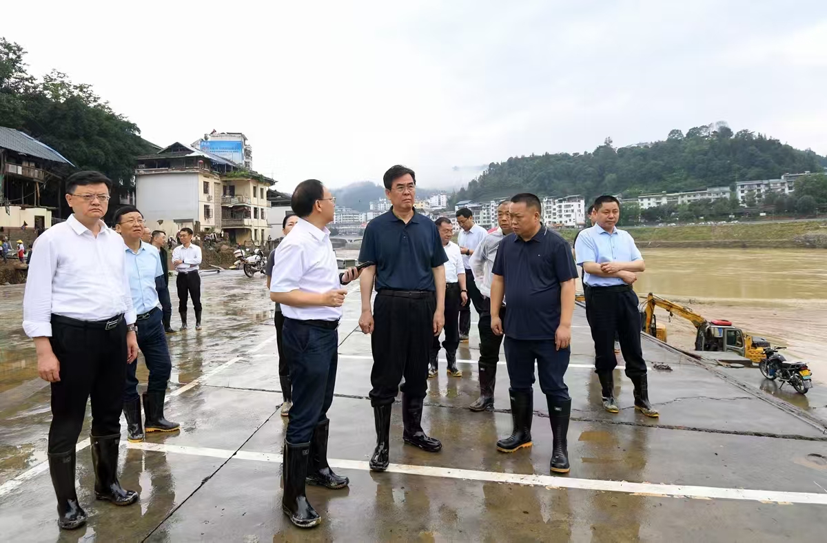 圖為李炳軍在從江縣江西農貿市場實地察看受災情況及災后工作進展。