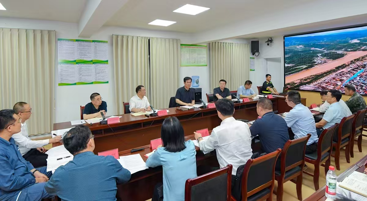 圖為李炳軍在榕江縣主持召開會議。