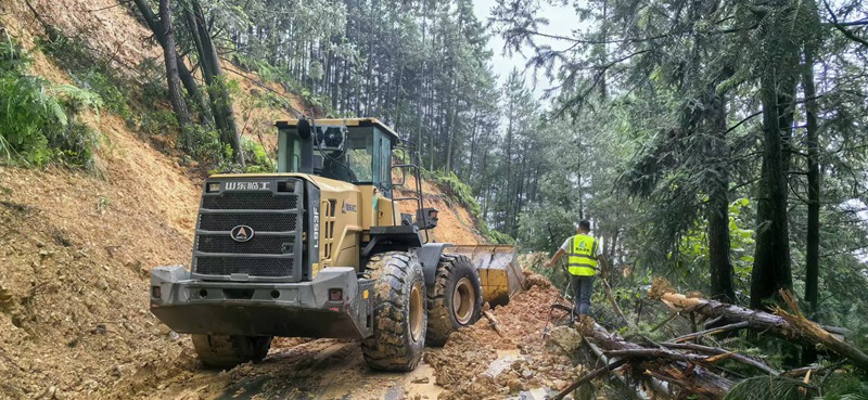 圖為貴州省交通運輸廳組織開展榕江縣災毀公路搶險搶通作業現場。