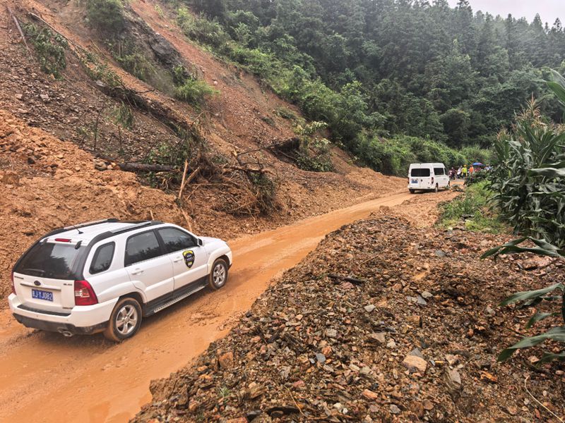 4 圖為貴州省交通運輸廳組織開展榕江縣災毀公路搶險搶通作業現場。