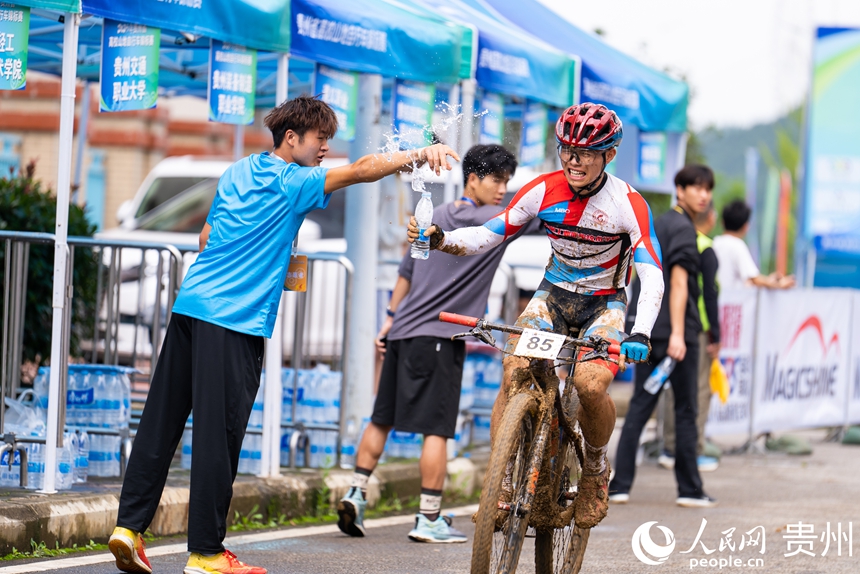 2025年貴州省高校山地自行車錦標賽現場。人民網記者 涂敏攝