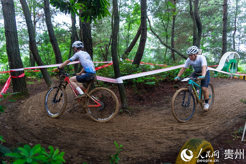 2025年貴州省高校山地自行車錦標賽現場。人民網記者 涂敏攝