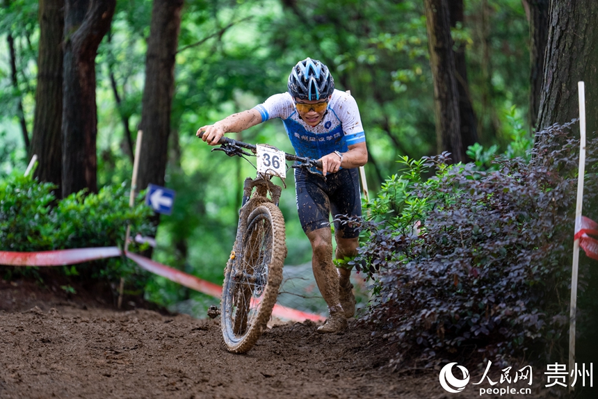 2025年貴州省高校山地自行車錦標賽現場。人民網記者 涂敏攝