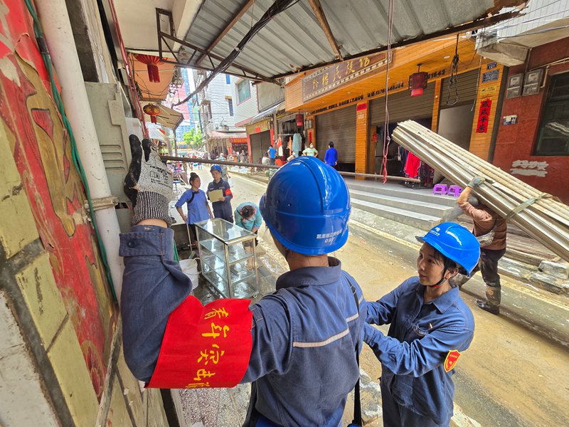 在黔東南苗族侗族自治州榕江縣，南方電網公司搶修人員給商鋪更換新的電表。謝釋與攝