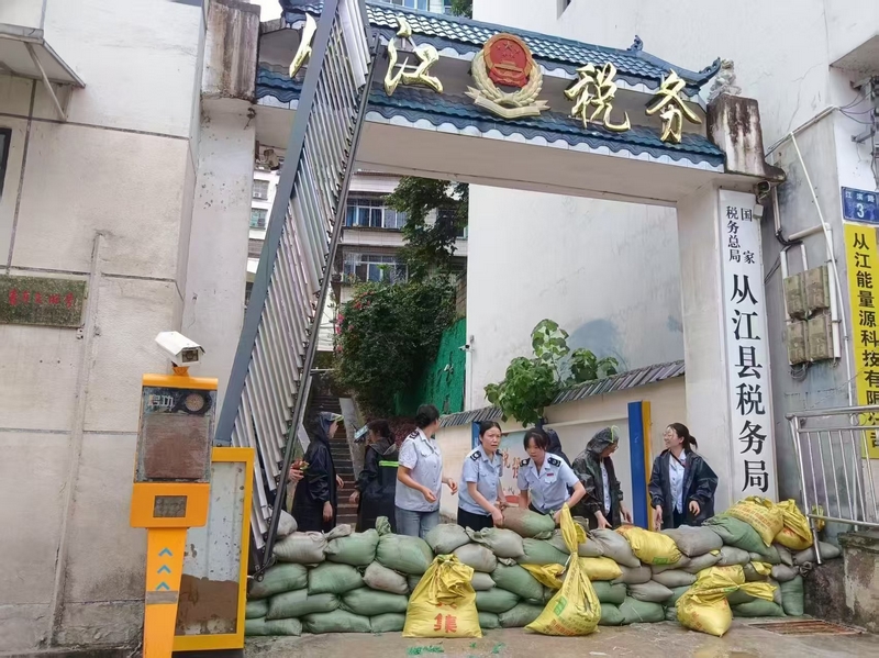 從江縣局“娘子軍”用沙袋筑起防洪堤壩，抵御第二次洪峰來襲。